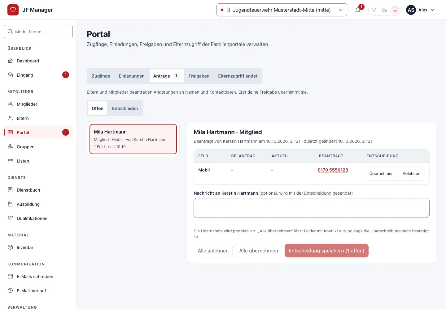 Prüfansicht eines Änderungsantrags mit bisherigem, aktuellem und beantragtem Wert je Feld