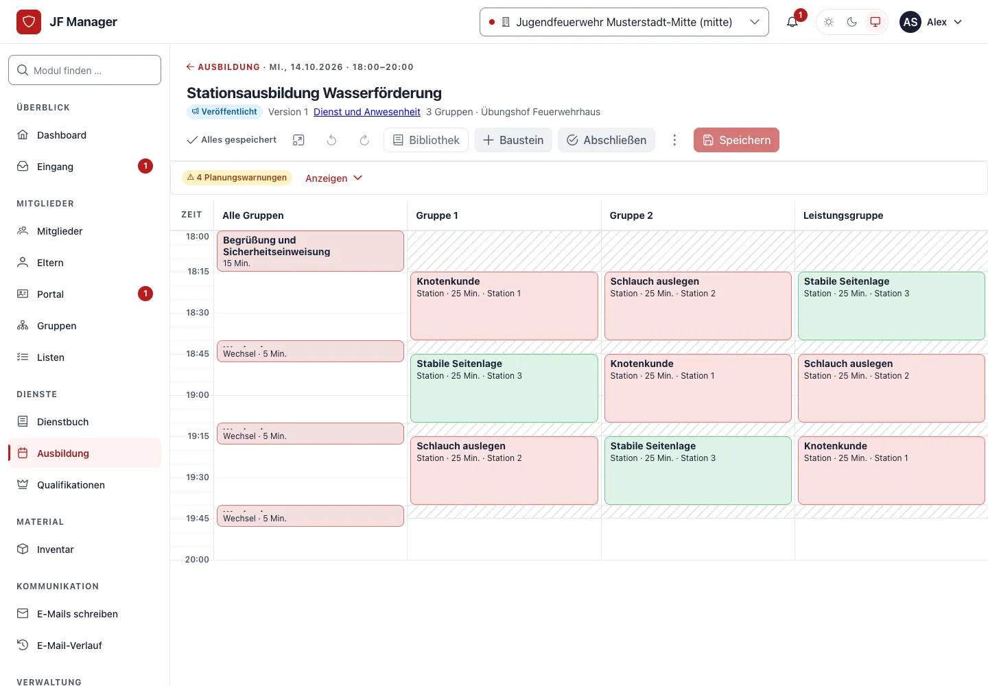 Trainingsplaner mit der Stationsausbildung Wasserförderung, in der drei Gruppen rotieren zwischen Knotenkunde, Schlauch auslegen und Stabiler Seitenlage